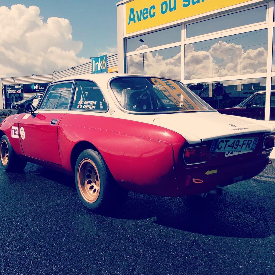 Alfa 1750 GTAM de 1969 Vue 3/4 arrière contrôlée au 