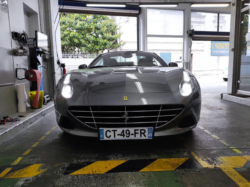 Ferrari California 2015 Vue avant contrôlée au Votre centre de contrôle technique automobile, camping cars et utilitaires jusqu'à 3.5 T situé dans le centre d'Angers rue Volney. Déposez votre véhicule dans notre parking couvert, rencontrez nos 4 contrôleurs souriants qui vous accueillent depuis plus de dix ans avec ou sans rendez-vous.