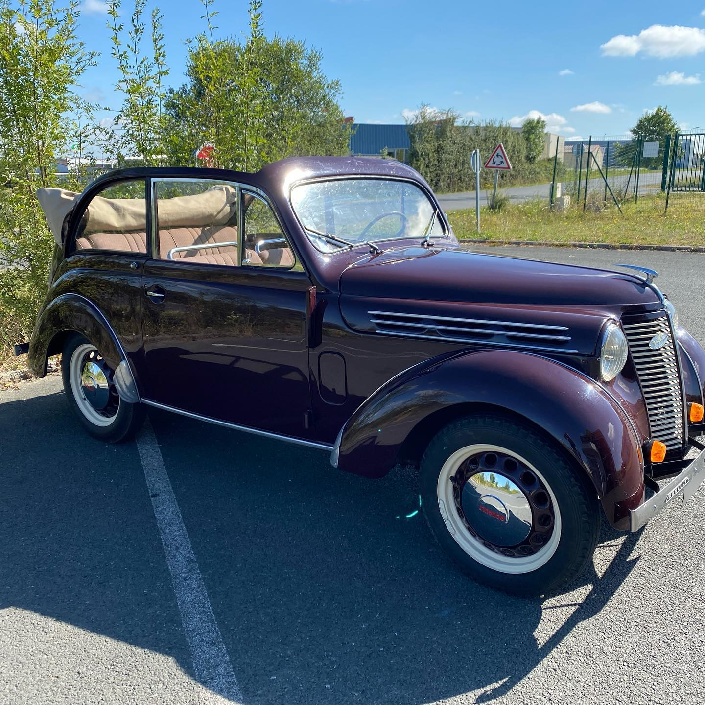 Juvaquatre Vue droite contrôlée au 