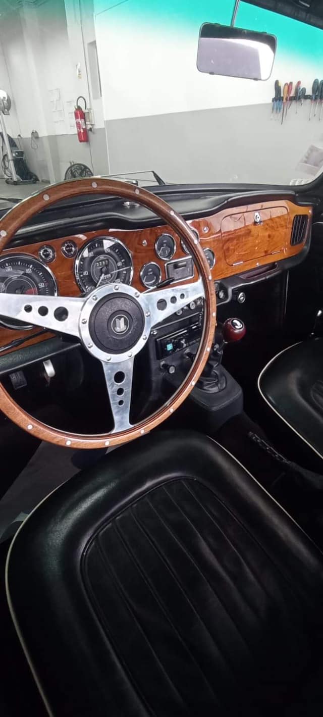 Tr4 1967 Vue intérieure contrôlée au Votre centre de contrôle technique automobile, camping cars et utilitaires jusqu'à 3.5 T situé dans le centre d'Angers rue Volney. Déposez votre véhicule dans notre parking couvert, rencontrez nos 4 contrôleurs souriants qui vous accueillent depuis plus de dix ans avec ou sans rendez-vous.