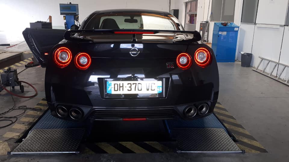 Nissan GTR 2014 Vue arrière contrôlée au Votre centre de contrôle technique automobile, camping cars et utilitaires jusqu'à 3.5 T à Angers, quartier du Carré d'Orgemont, 2 rue du petit damiette.<br>Accueil, explications et services de qualité. Parking et salle d'attente. Réservation en ligne immédiate sans CB.